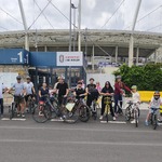 uczestnicy stojący na tle Stadionu Śląskiego