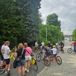 uczestnicy stojący przy stacji Metroroweru