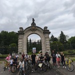 uczestnicy stojący na tle zabytkowej bramy do śląskiego ZOO