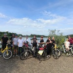 uczestnicy stojący na tle stawu na Żabich Dołach