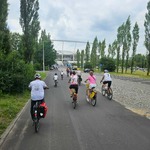 uczestnicy jadący aleją na rowerach, a w tle Stadion Śląski