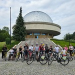 uczestnicy stojący na tle Planetarium Śląskiego