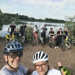 selfie dwóch osób z grupą uczestników w tle