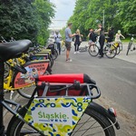 rower z logo Śląskie Velo , a w tle rowerzyści