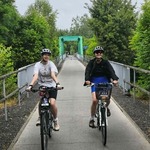 dwie rowerzystki na drodze rowerowej