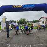 grupa rowerzystów na starcie wyścigu