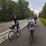 grupa rowerzystów 